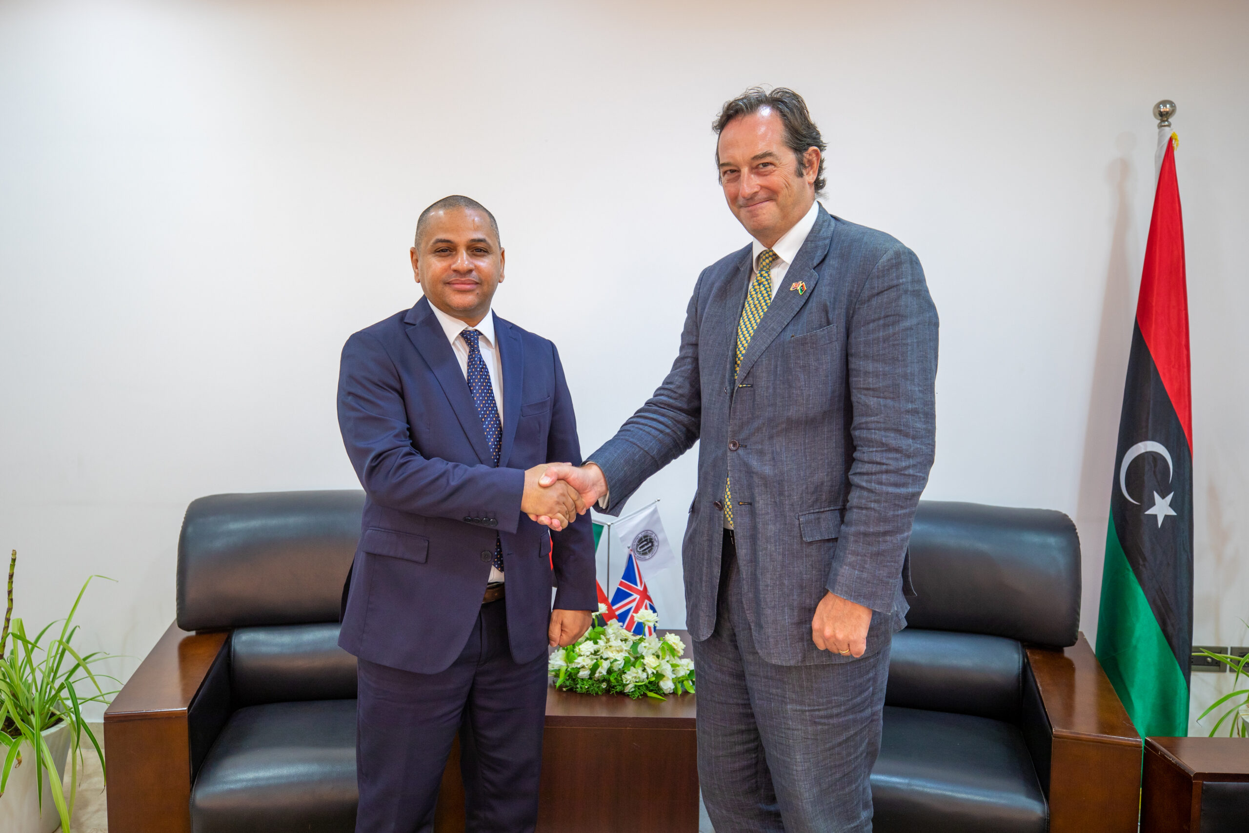 عقد رئيس مجلس إدارة المؤسسة الليبية للاستثمار والمدير التنفيذي د. علي محمود اليوم الثلاثاء الموافق 17/8/2021 اجتماعا مع سعادة السفير البريطاني لدى ليبيا “نيكولاس هوبتون”.